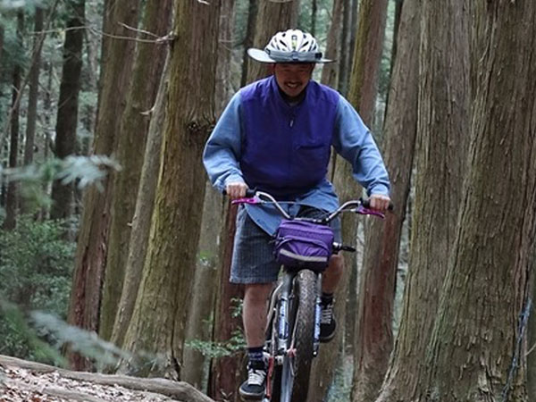 Kaneyan bike with handlebar bag in forest