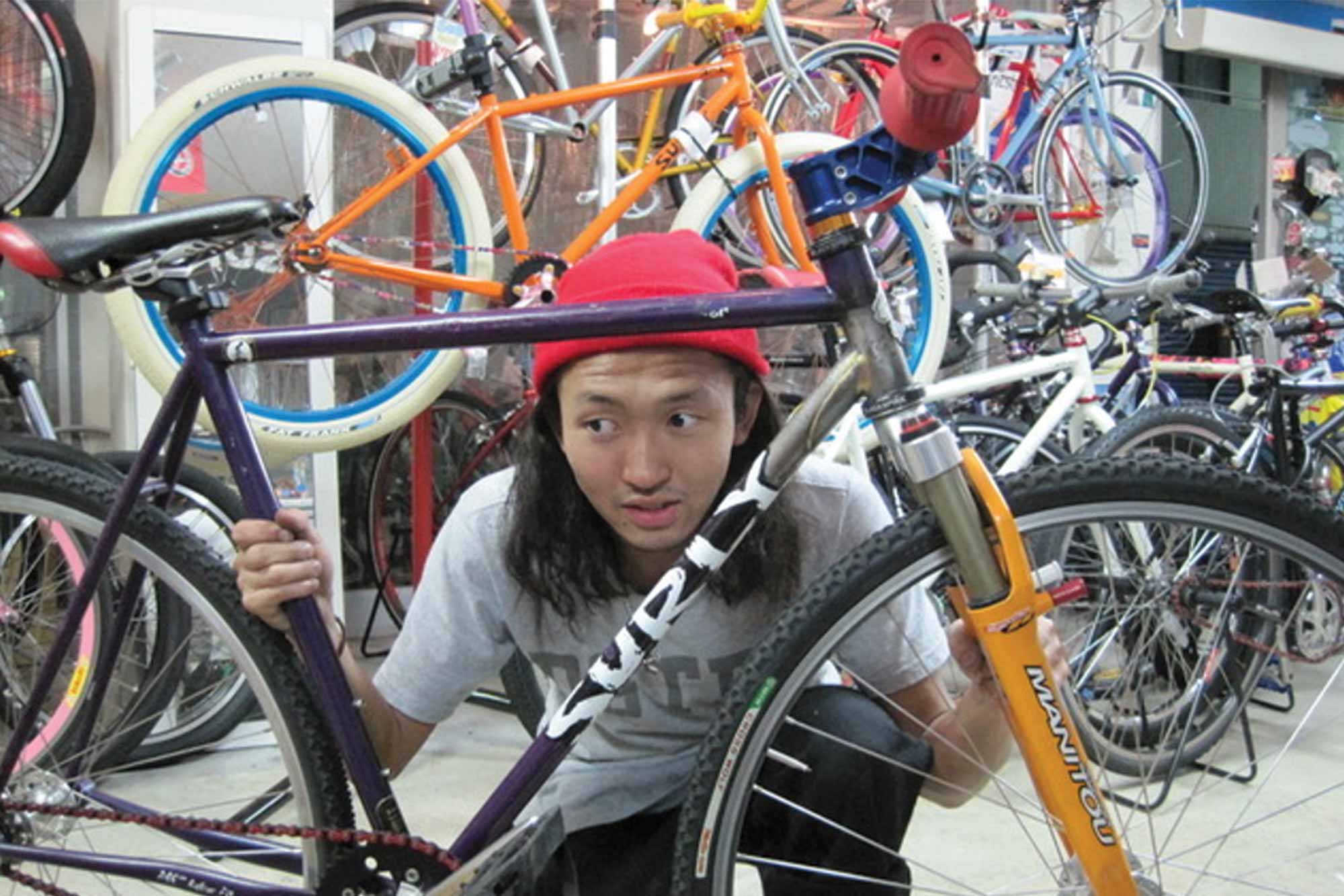 Kaneyan looking through a Surly bike frame