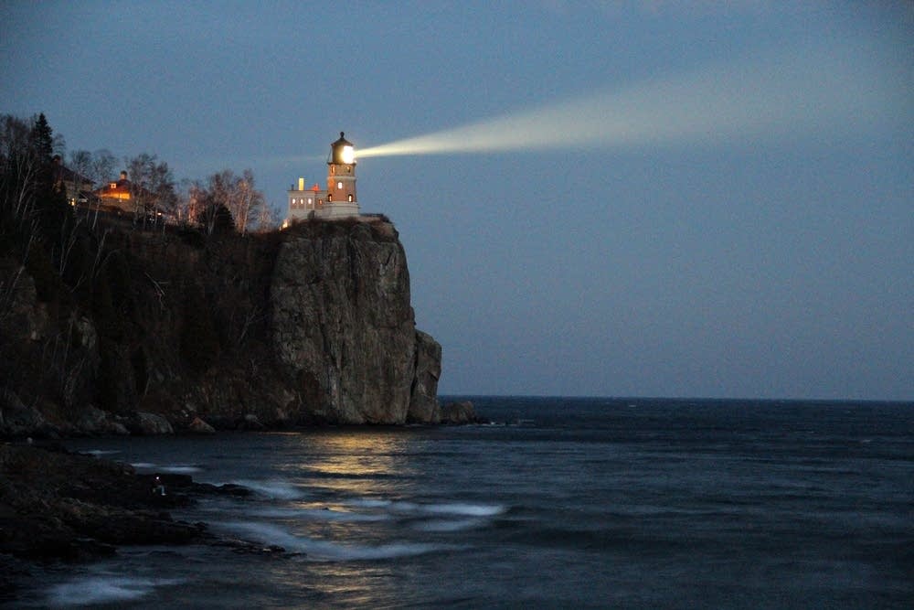 The Split Rock light house, on top of a cliff wall, above the shore of Lake Superior 