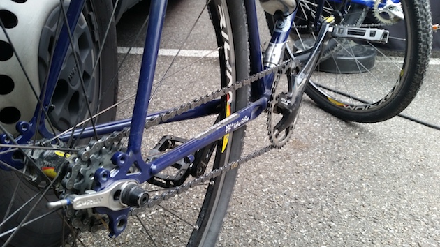 Zoom in view of the drive train of Surly Travelers Check bike, blue