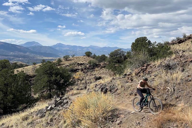 Single speeder climbing rocky single track