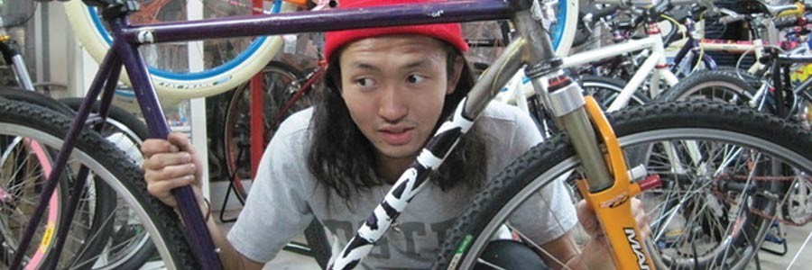 Kaneyan looking through a Surly bike frame
